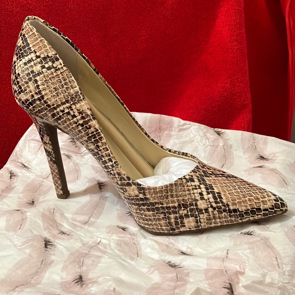 NEW JESSICA SIMPSON CASSANI SNAKE PRINT SIZE 8 1/2; HEAL IS 3 and 3/4 inches.